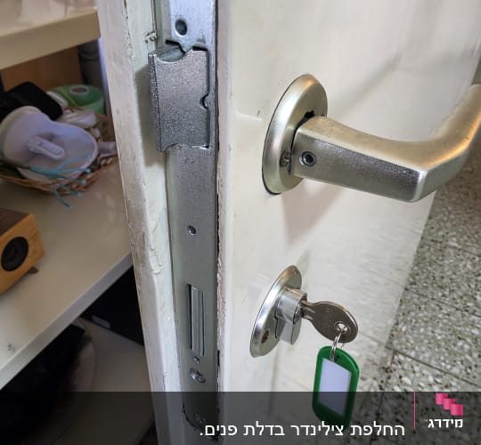מנגנון מנעול וידית בדלת ממ"ד עם מפתח בצילינדר